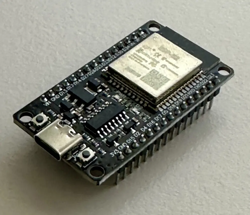 Nahaufnahme eines physischen ESP32 NodeMCU Development Boards mit modernem USB-C Anschluss auf hellem Untergrund