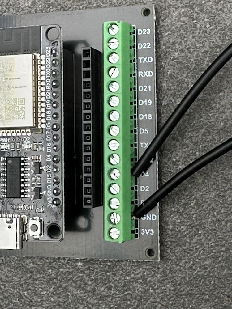Nahaufnahme der Verkabelung eines Schwimmschalters am ESP32 Breakout-Board an den Klemmen D4 und GND