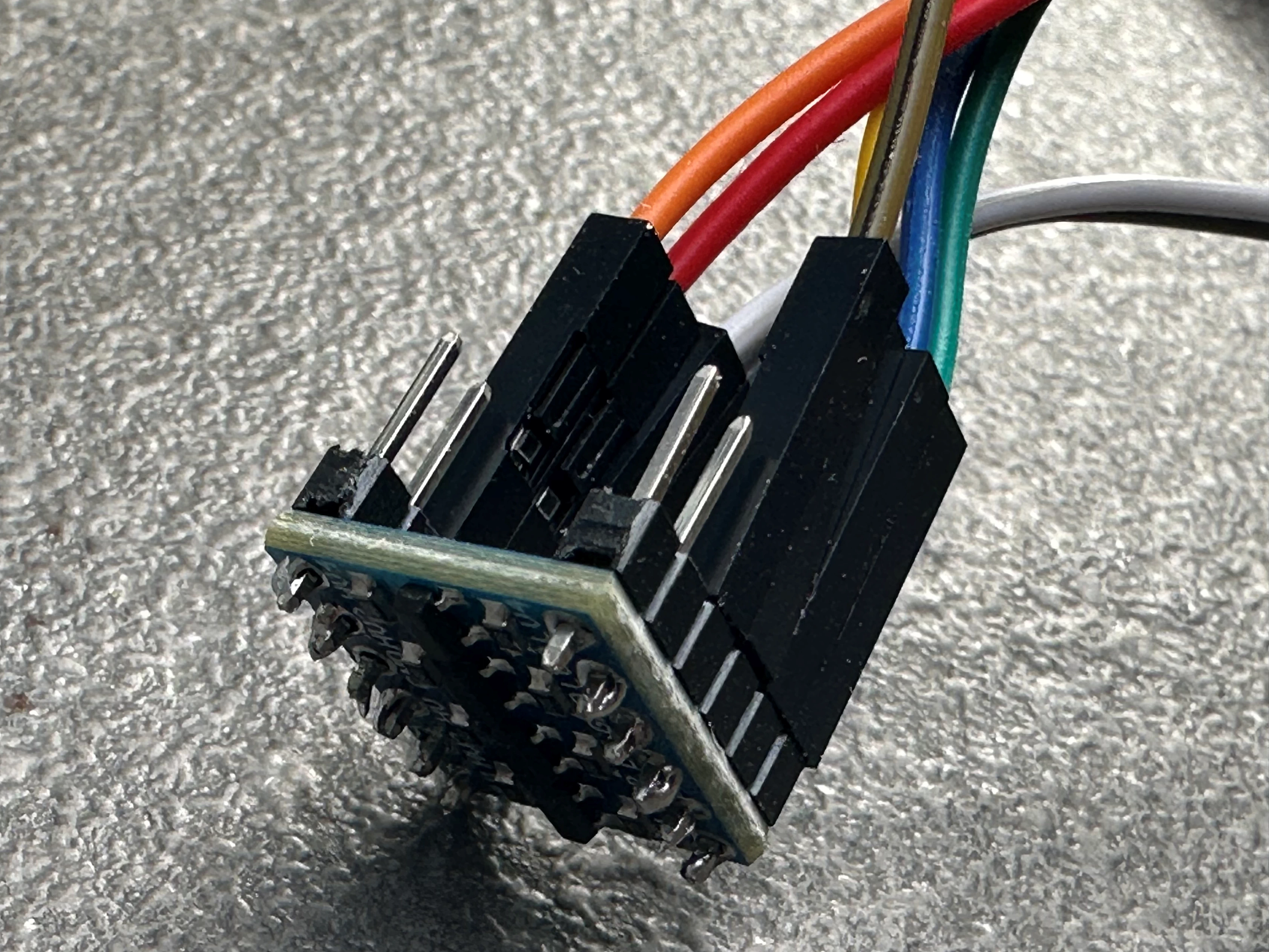 Nahaufnahme des eingelöteten 4-Kanal-Pegelwandlers mit farbcodierten Jumperkabeln auf der 3,3-Volt- und 5-Volt-Seite