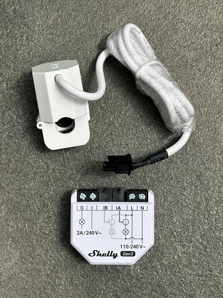 Der Shelly EM Gen3 neben der passenden 50A-Stromzange