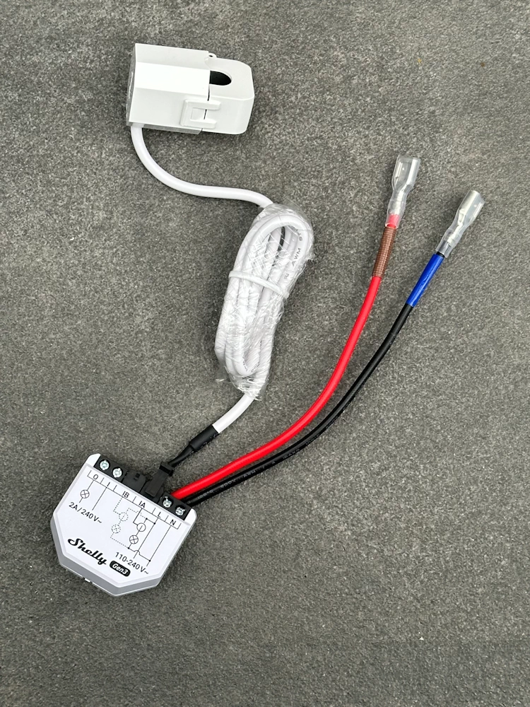 Vorbereitetes Messkabel-Set mit rotem und schwarzem Kabel sowie aufgecrimpten Flachsteckhülsen und farbiger Schrumpfschlauchmarkierung